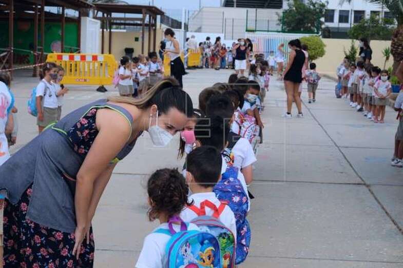 Varios niños hacen cola para entrar al colegio Millares Carló de Puerto del Rosario, en Fuerteventura (Foto EFE / Carlos de Saá)